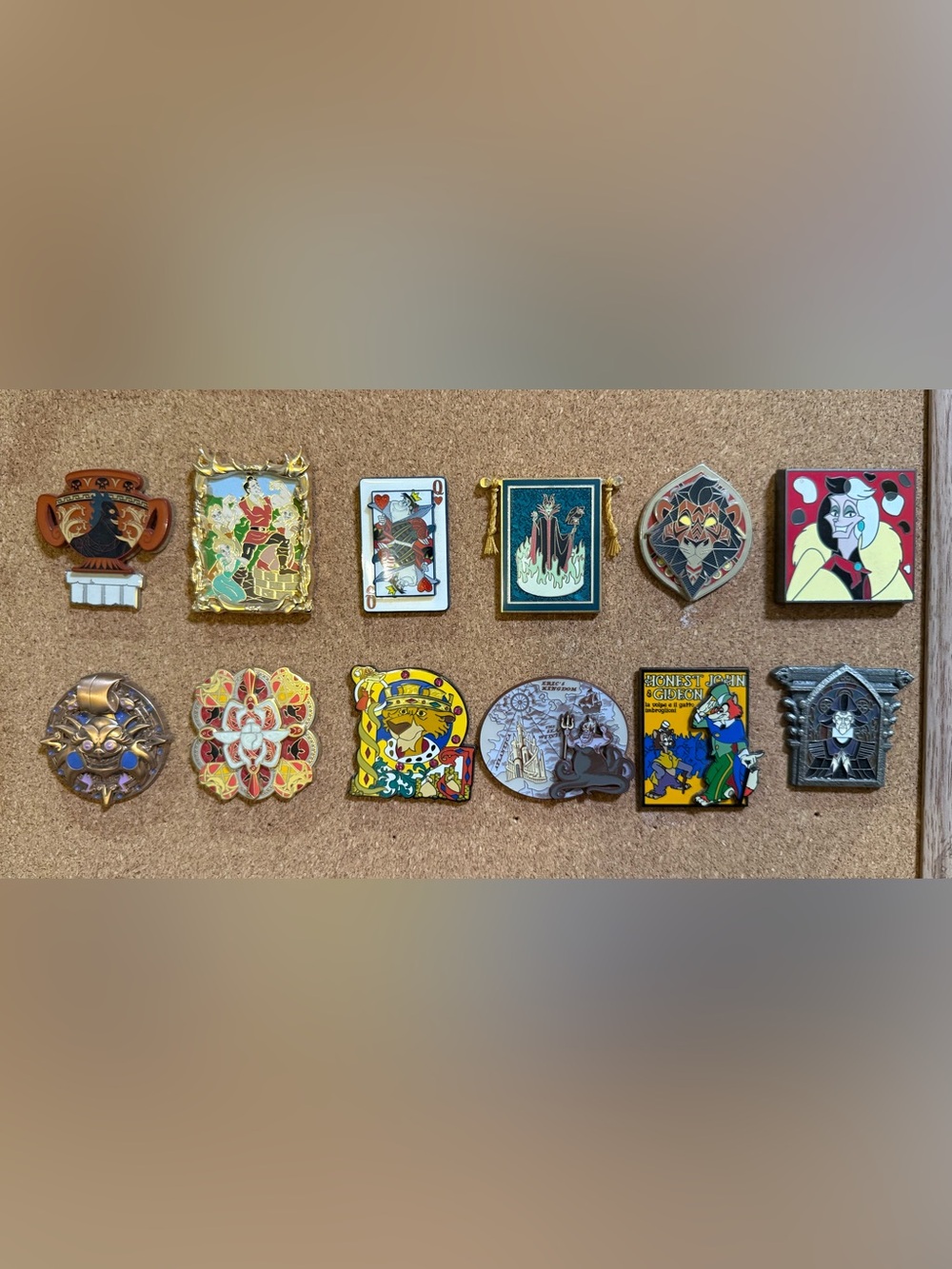 Complete Pin set Disney Artfully Evil. Like new